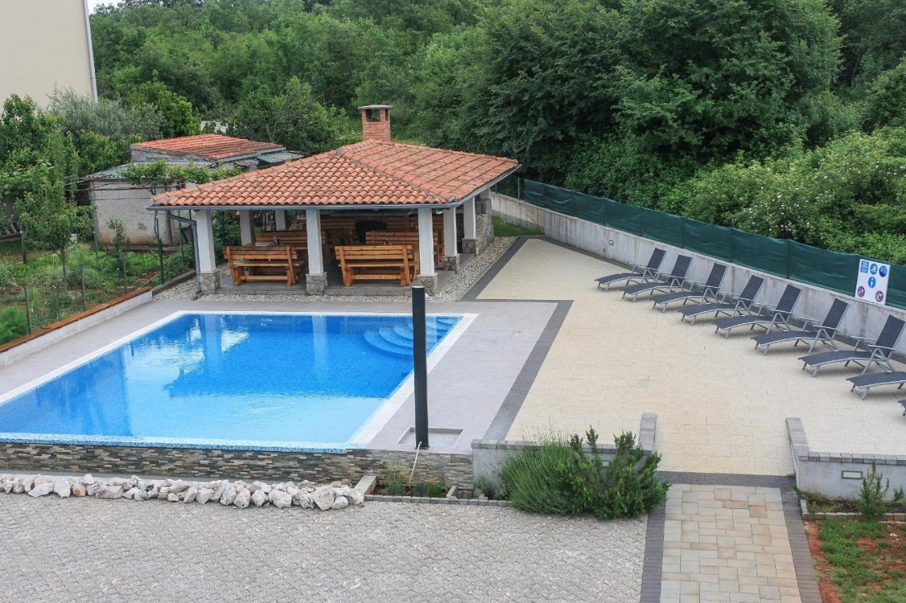Apartment Suzy فانتاسيسي الغرفة الصورة
